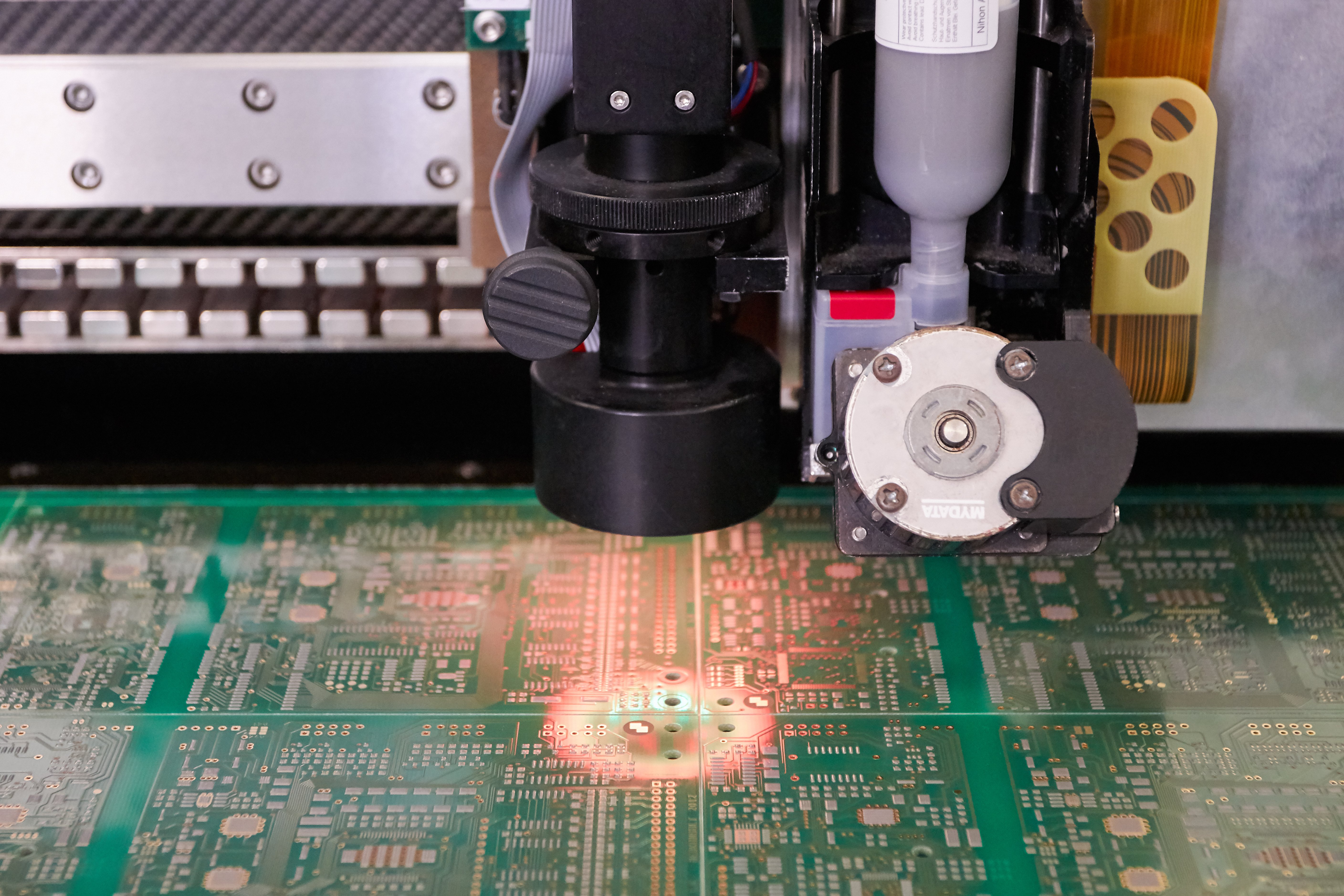 Safiral Leiterplattenbestückung Mit einem Jetprinter wird die Position des zukünftigen elektronischen Bauteils gezielt auf der Leiterplatte markiert. Anschließend wird eine vordefinierte Menge bleifreier Paste zur Befestigung des Bauteils aufgetragen. Safiral Leiterplattenbestückung Mit einem Jetprinter wird die Position des zukünftigen elektronischen Bauteils gezielt auf der Leiterplatte markiert. Anschließend wird eine vordefinierte Menge bleifreier Paste zur Befestigung des Bauteils aufgetragen.